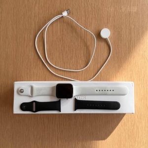 Apple watch series 4 (Size 44) Comes with 2 Bands